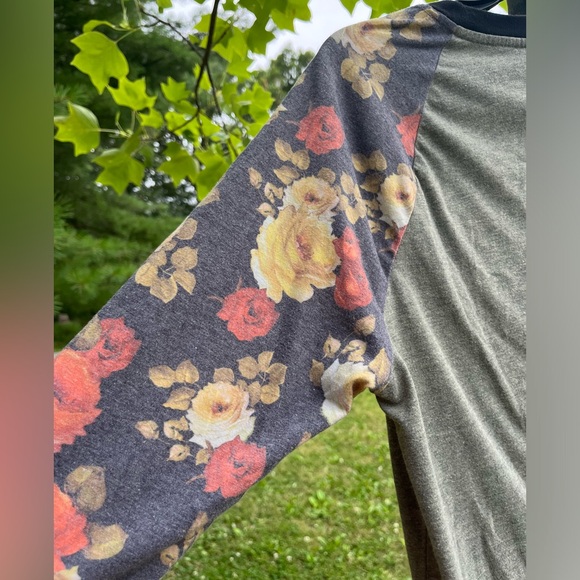 BDG Regular Fit M Crewneck LongSleeve Tee Flowered Sleeves, Soft Green Heather - Picture 7 of 9